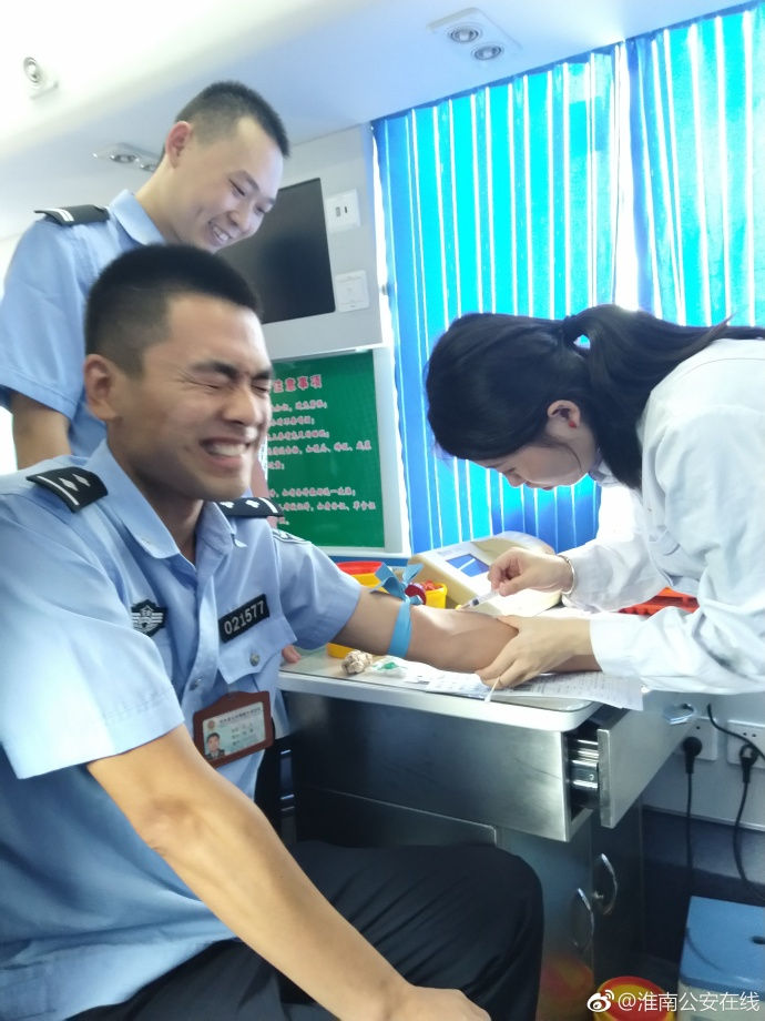 疼skr人！警察在移動(dòng)獻(xiàn)血車上的表情包亮了