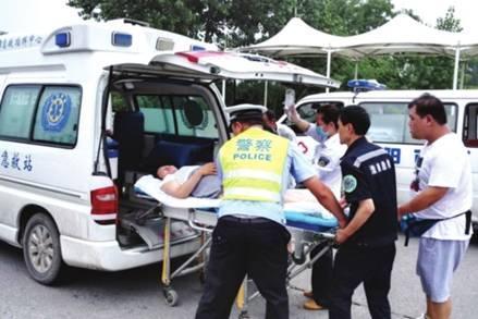 命懸一線牽動人心，救護車臨危不亂治病救人_